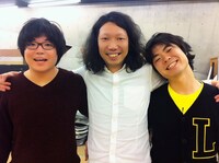 4月18日（水）から23日（月）まで、神保町花月にて上演されるマンボウやしろ襲名記念公演「エクセレント!!」脚本のマンボウやしろ（中央）と主演のライス。(c)吉本興業