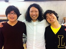 4月18日（水）から23日（月）まで、神保町花月にて上演されるマンボウやしろ襲名記念公演「エクセレント!!」脚本のマンボウやしろ（中央）と主演のライス。(c)吉本興業