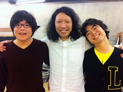 4月18日（水）から23日（月）まで、神保町花月にて上演されるマンボウやしろ襲名記念公演「エクセレント!!」脚本のマンボウやしろ（中央）と主演のライス。(c)吉本興業