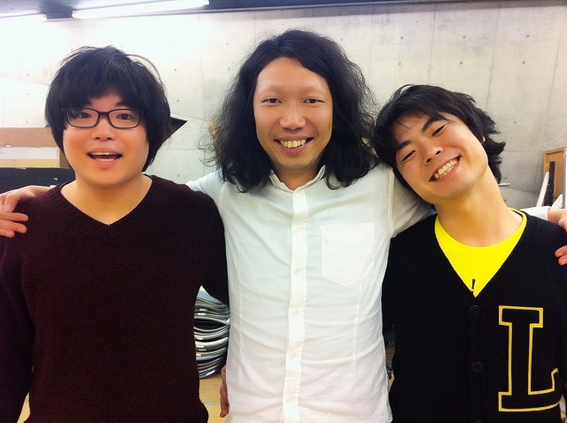 4月18日（水）から23日（月）まで、神保町花月にて上演されるマンボウやしろ襲名記念公演「エクセレント!!」脚本のマンボウやしろ（中央）と主演のライス。(c)吉本興業