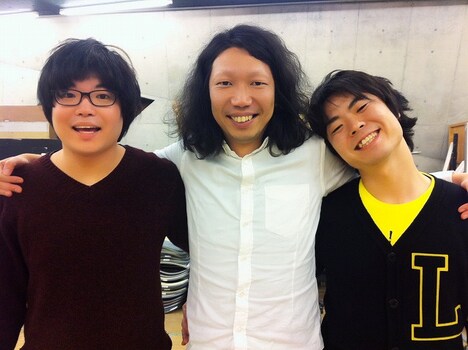 4月18日(水)から23日(月)まで、神保町花月にて上演されるマンボウやしろ襲名記念公演「エクセレント!!」脚本のマンボウやしろ(中央)と主演のライス。(c)吉本興業