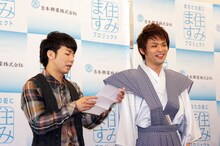 会見を欠席したピース又吉の手紙を代読する綾部（左）。