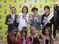 新小岩駅南口のルミエール商店街にて、小説「新小岩パラダイス」の売り上げ対決を行ったオリエンタルラジオ藤森と狩野英孝。