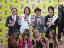 新小岩駅南口のルミエール商店街にて、小説「新小岩パラダイス」の売り上げ対決を行ったオリエンタルラジオ藤森と狩野英孝。