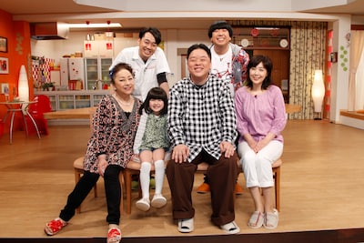 新番組「雑学家族」に出演する（前列左から）冨士眞奈美、小林星蘭、伊集院光、菊池桃子、（後列の）バナナマン。(c)テレビ朝日