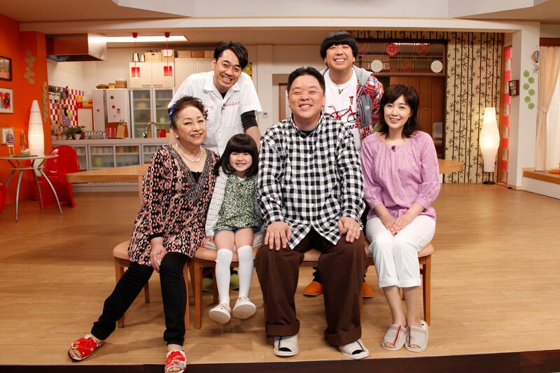 新番組「雑学家族」に出演する（前列左から）冨士眞奈美、小林星蘭、伊集院光、菊池桃子、（後列の）バナナマン。(c)テレビ朝日