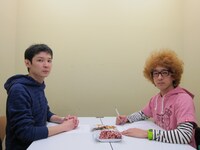 「POISON吉田が5人と漫才」で漫才を披露するPOISON GIRL BAND吉田とカナリア・ボン溝黒。