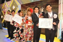 「第47回上方漫才大賞」で大賞を受賞した海原やすよ ともこ、奨励賞のシャンプーハット、新人賞のプラスマイナス。(c)KTV