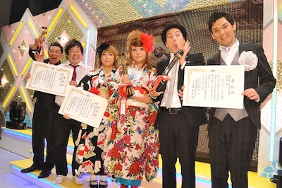 「第47回上方漫才大賞」で大賞を受賞した海原やすよ ともこ、奨励賞のシャンプーハット、新人賞のプラスマイナス。(c)KTV