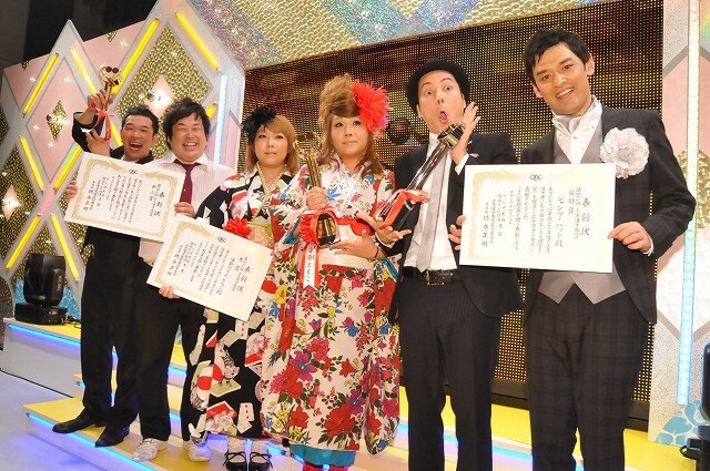 「第47回上方漫才大賞」で大賞を受賞した海原やすよ ともこ、奨励賞のシャンプーハット、新人賞のプラスマイナス。(c)KTV