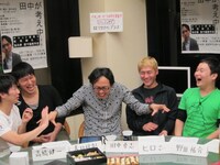 4月17日（火）、18日（水）に東京・北沢タウンホールにて上演される舞台「『田中が考え中』～第1幕～」メンバーによる生配信。田中が最後に気合の「ジャンガジャンガ」を披露。