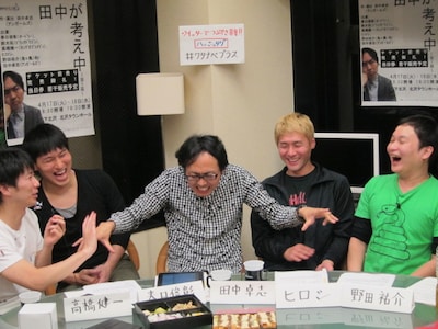 4月17日（火）、18日（水）に東京・北沢タウンホールにて上演される舞台「『田中が考え中』～第1幕～」メンバーによる生配信。田中が最後に気合の「ジャンガジャンガ」を披露。