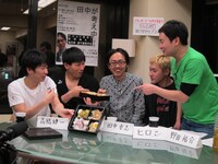 春日の差し入れに全員大喜び。