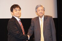「田原総一朗の遺言」DVD発売イベントに登場した浅草キッド・水道橋博士（左）と田原総一朗（右）。