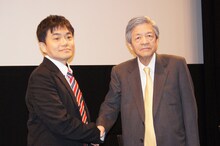 「田原総一朗の遺言」DVD発売イベントに登場した浅草キッド・水道橋博士（左）と田原総一朗（右）。