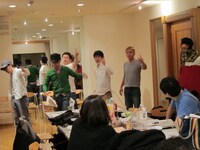 アンガールズ田中・作・演出・出演、ドランクドラゴン鈴木、オードリー春日、キングオブコメディ高橋、ヒロシ、鬼ヶ島・アイアム野田、篠崎愛出演の舞台「田中が考え中」稽古風景。