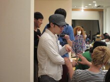 鈴木がいない間に文句を言っていたと責められるヒロシ。