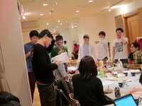 鈴木裁判の間に、1人だけお土産を篠崎に渡した春日。