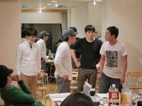 真剣な芝居に熱が入るメンバー。