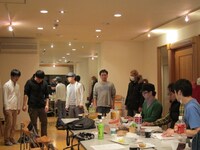 帰り際まで練習を続けるメンバー。