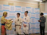 任命状の巻物を受けとるちきんなんばん。