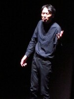 舞台「田中が考え中」の一幕。