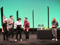 舞台「田中が考え中」の一幕。