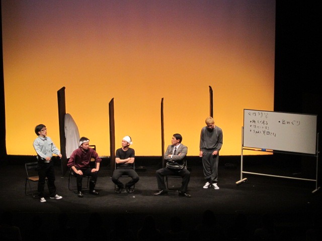 舞台「田中が考え中」の一幕。