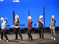 舞台「田中が考え中」の一幕。