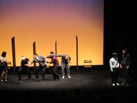 舞台「田中が考え中」の一幕。