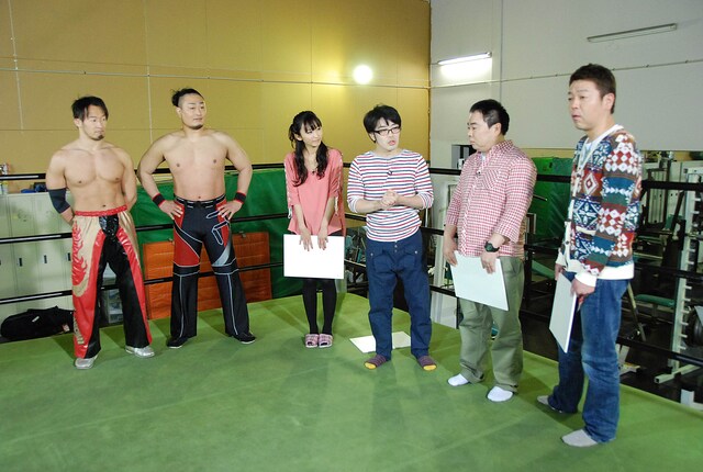 「アニメのキカク」の「格闘技アニメを語っちゃおう！☆キカク」に出演する（左から）丸藤正道、モハメド ヨネ、吉木りさ、ドランクドラゴン、浅草キッド・玉ちゃん。(c)ひかりTV / プロレスリング・ノア