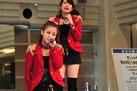 「君は自転車 私は電車で帰宅」を歌う萩原舞（手前）と中島早貴（奥）。萩原はイベント終盤の挨拶で「絶賛ライブツアー中なので、お時間のある方はぜひ」と呼びかけた。