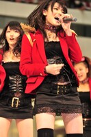 「Danceでバコーン！」を歌う矢島舞美。