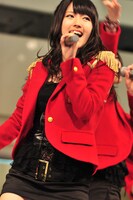 「Danceでバコーン！」を歌う鈴木愛理。