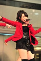 「Danceでバコーン！」を歌う中島早貴。