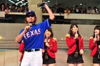 ミニビッシュ（手前）の登場に戸惑う℃-uteメンバー。