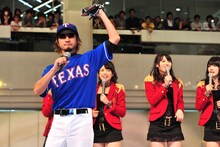 ミニビッシュ（手前）の登場に戸惑う℃-uteメンバー。