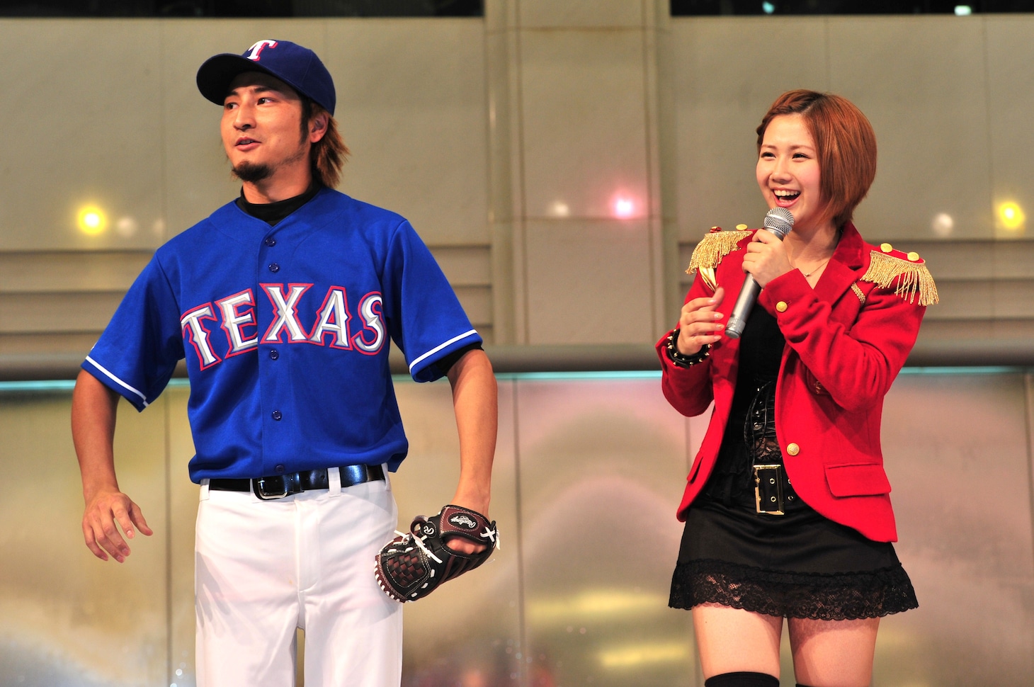 ミニビッシュ（左）と岡井千聖（右）。