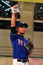 ℃-uteの新曲「君は自転車 私は電車で帰宅」を掲げるミニビッシュ。