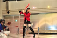 野球経験がある矢島舞美。新曲ヒット祈願でミニビッシュの投球を待ち構える。