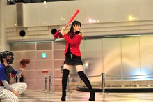 野球経験がある矢島舞美。新曲ヒット祈願でミニビッシュの投球を待ち構える。