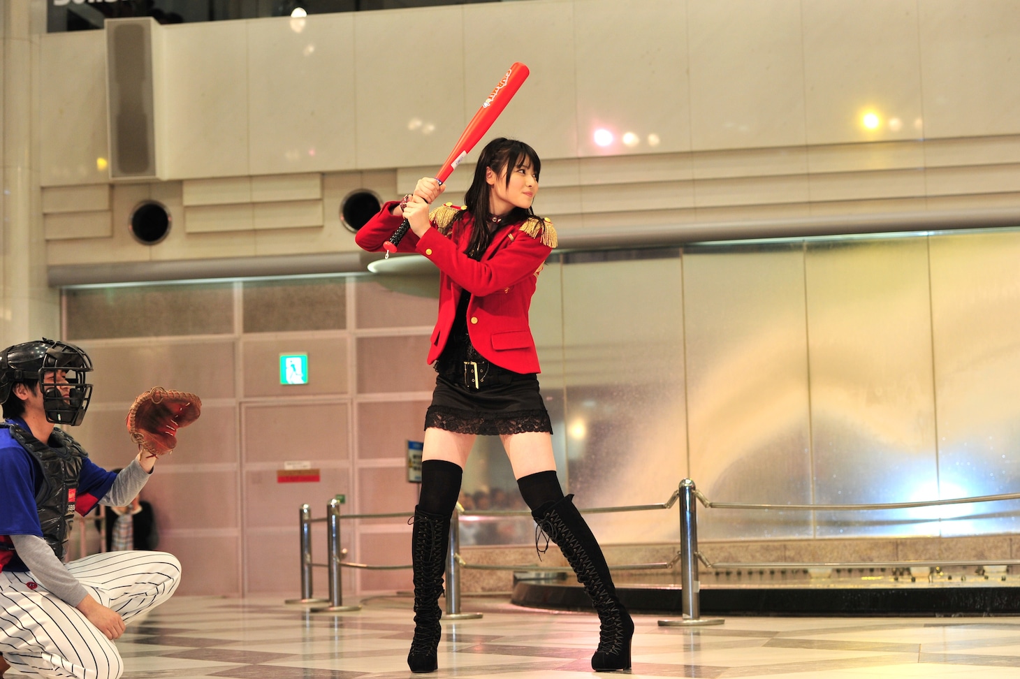 野球経験がある矢島舞美。新曲ヒット祈願でミニビッシュの投球を待ち構える。
