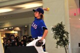 矢島舞美にボールを投げ込むミニビッシュ。
