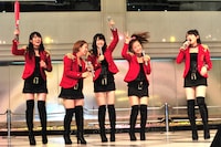 ミニビッシュの投球を打ち崩して喜びをわかちあう矢島舞美（左端）と℃-uteメンバー。