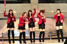 ミニビッシュの投球を打ち崩して喜びをわかちあう矢島舞美（左端）と℃-uteメンバー。