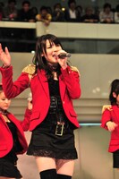 「君は自転車 私は電車で帰宅」を歌う矢島舞美。イベント終盤の挨拶では、この曲のMVが連日アップされているYouTubeの℃-uteオフィシャルチャンネルをPRした。