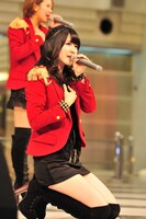 「君は自転車 私は電車で帰宅」を歌う鈴木愛理。この曲についてイベント終盤の挨拶で「初めてソロバージョンが作られているので、いろんな違いを楽しんで」と述べた。