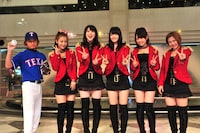 新曲「君は自転車 私は電車で帰宅」の発売記念イベントに登場した℃-uteと、応援ゲストとして駆けつけたミニビッシュ（左端）。