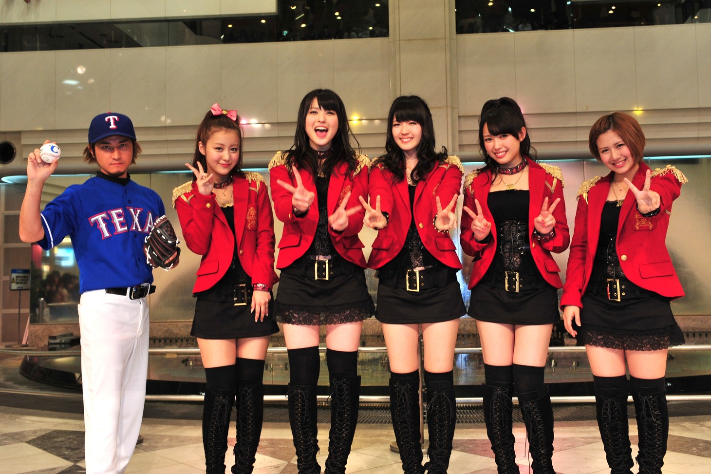 新曲「君は自転車 私は電車で帰宅」の発売記念イベントに登場した℃-uteと、応援ゲストとして駆けつけたミニビッシュ（左端）。