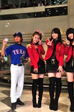 ミニビッシュと℃-uteの萩原舞、矢島舞美、鈴木愛理（左から）。ミニビッシュの身長は156cmだ。